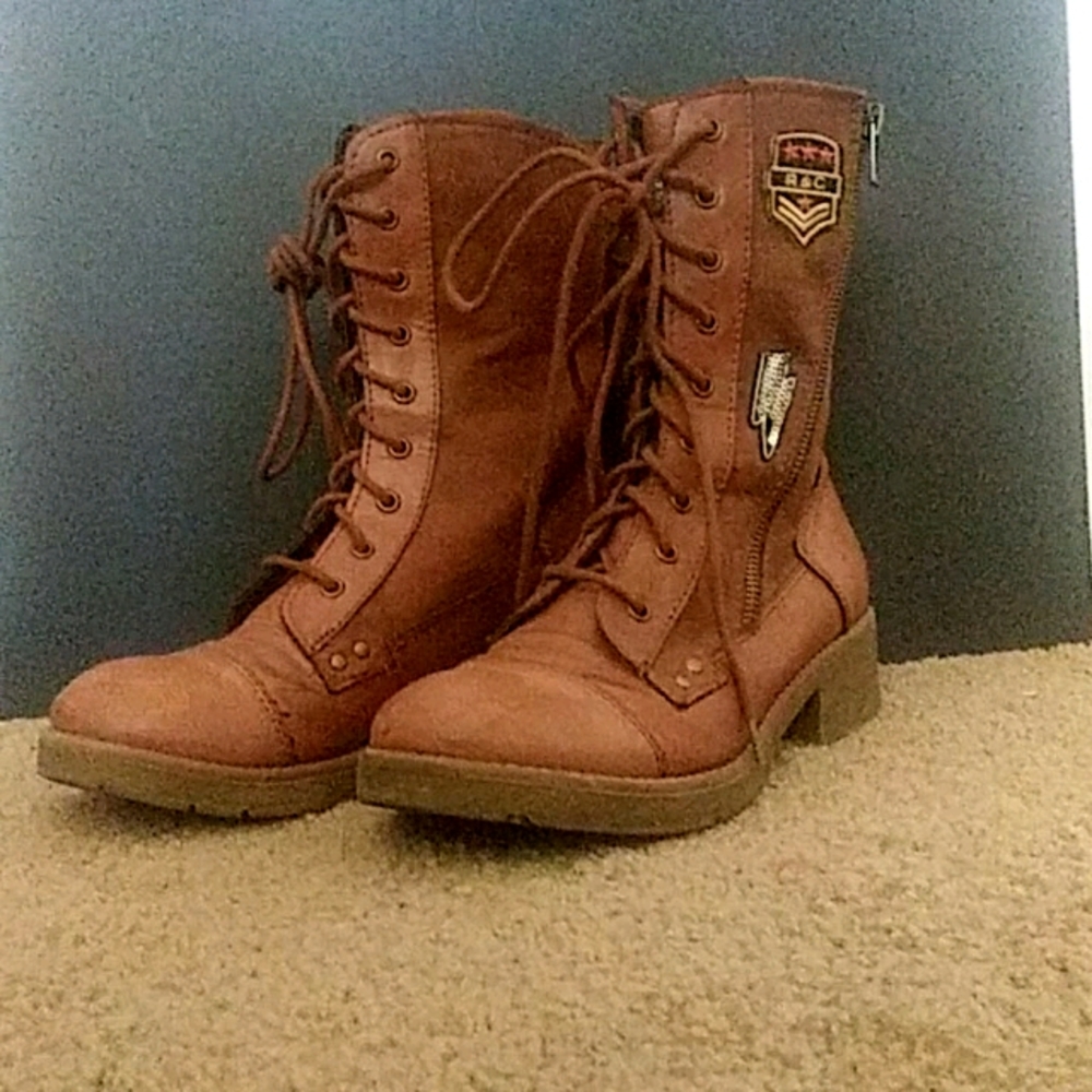 Size 7 1/2 brown women's boot.